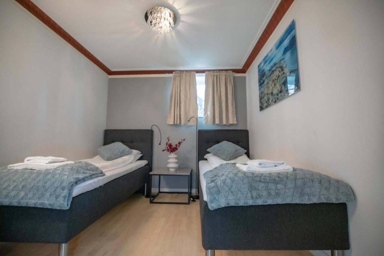 In diesem einfachen Zweibettzimmer nutzen Sie ein Gemeinschaftsbad.