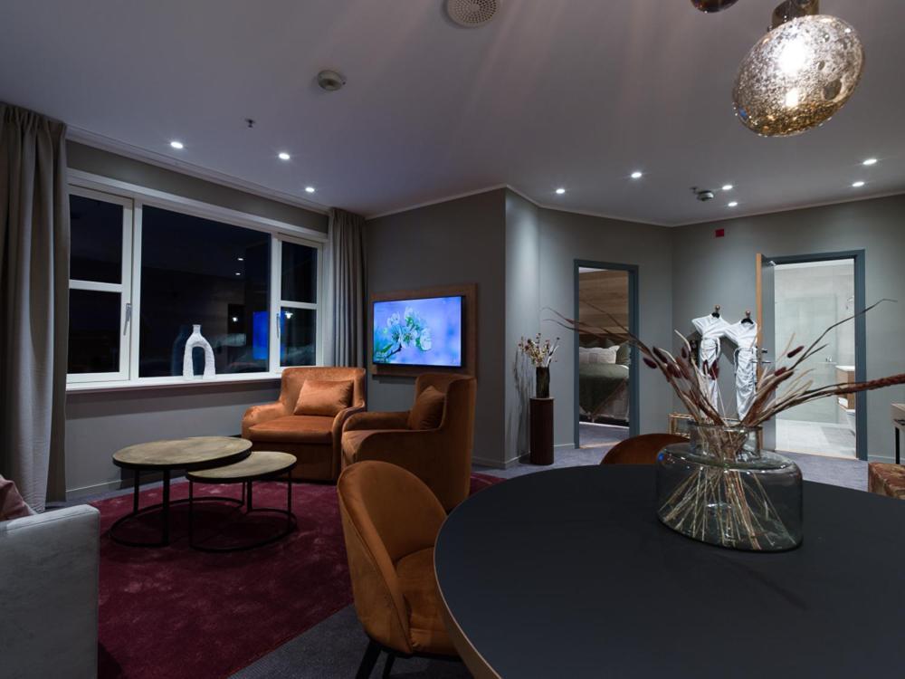 Suite,1338766415:JPEG