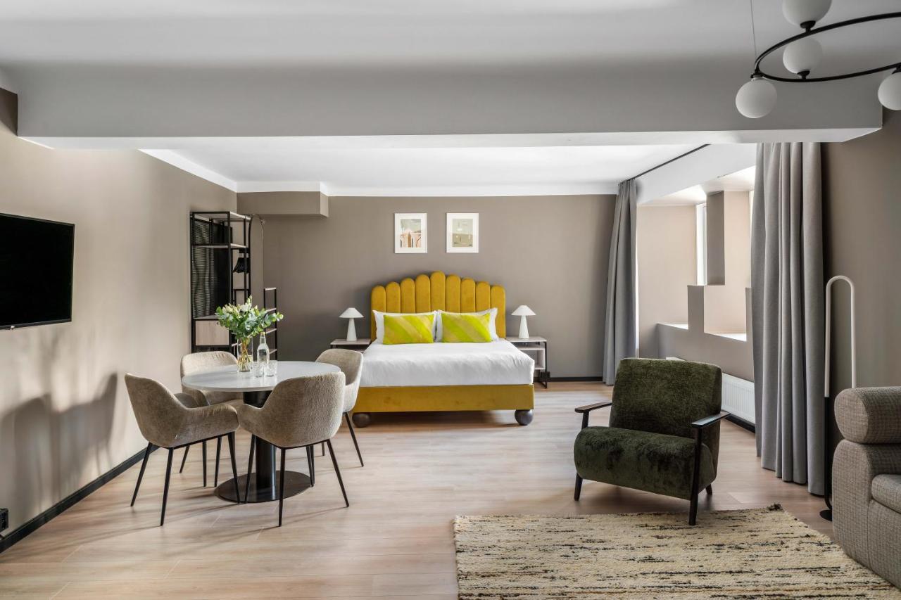 Extra Large Studio with Kitchenette and Sofa Bed