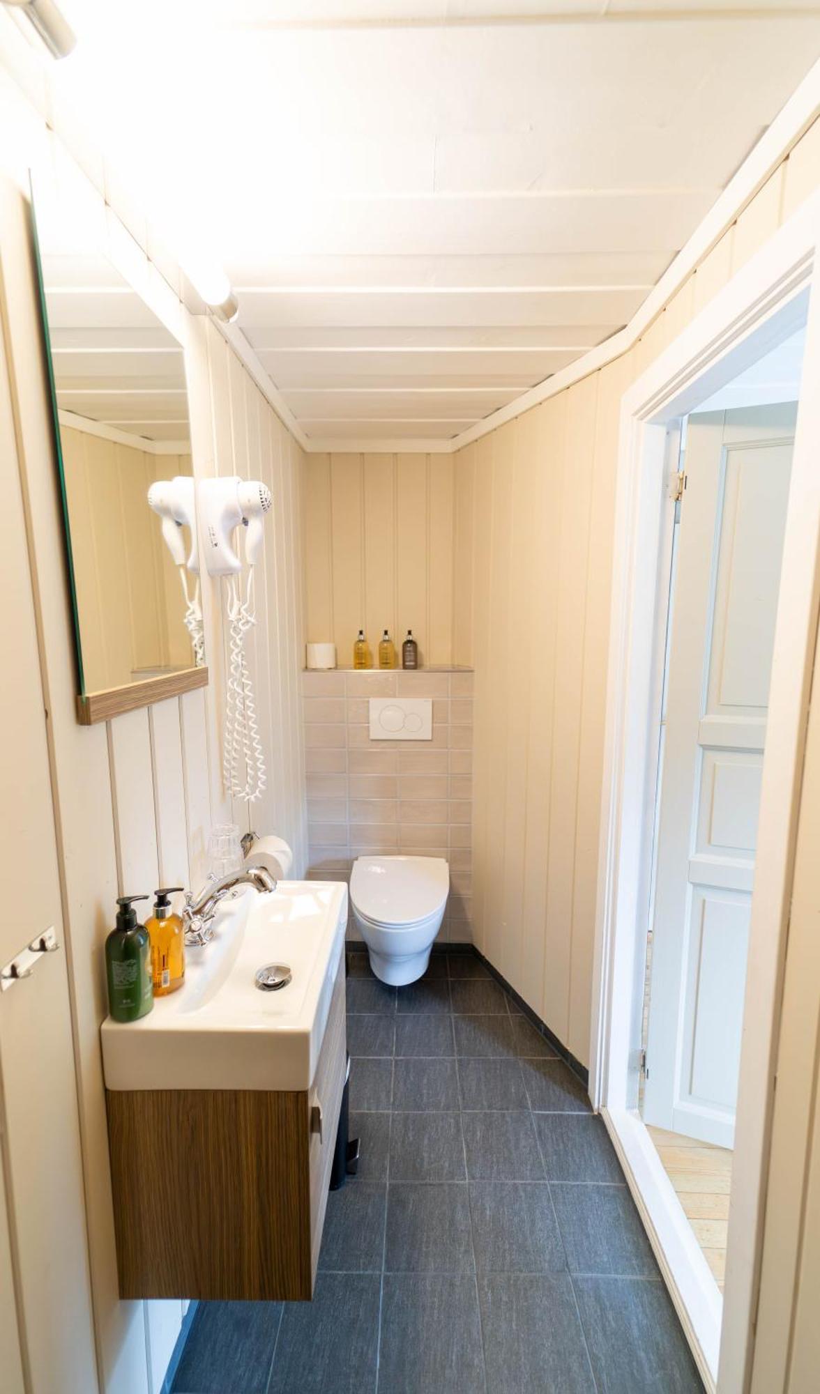 Twin Room Bathroom