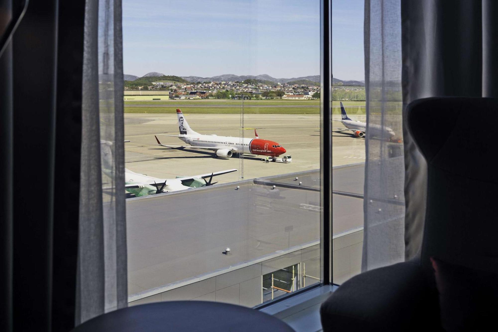 Superior King Room Airport View,1742665396:JPEG