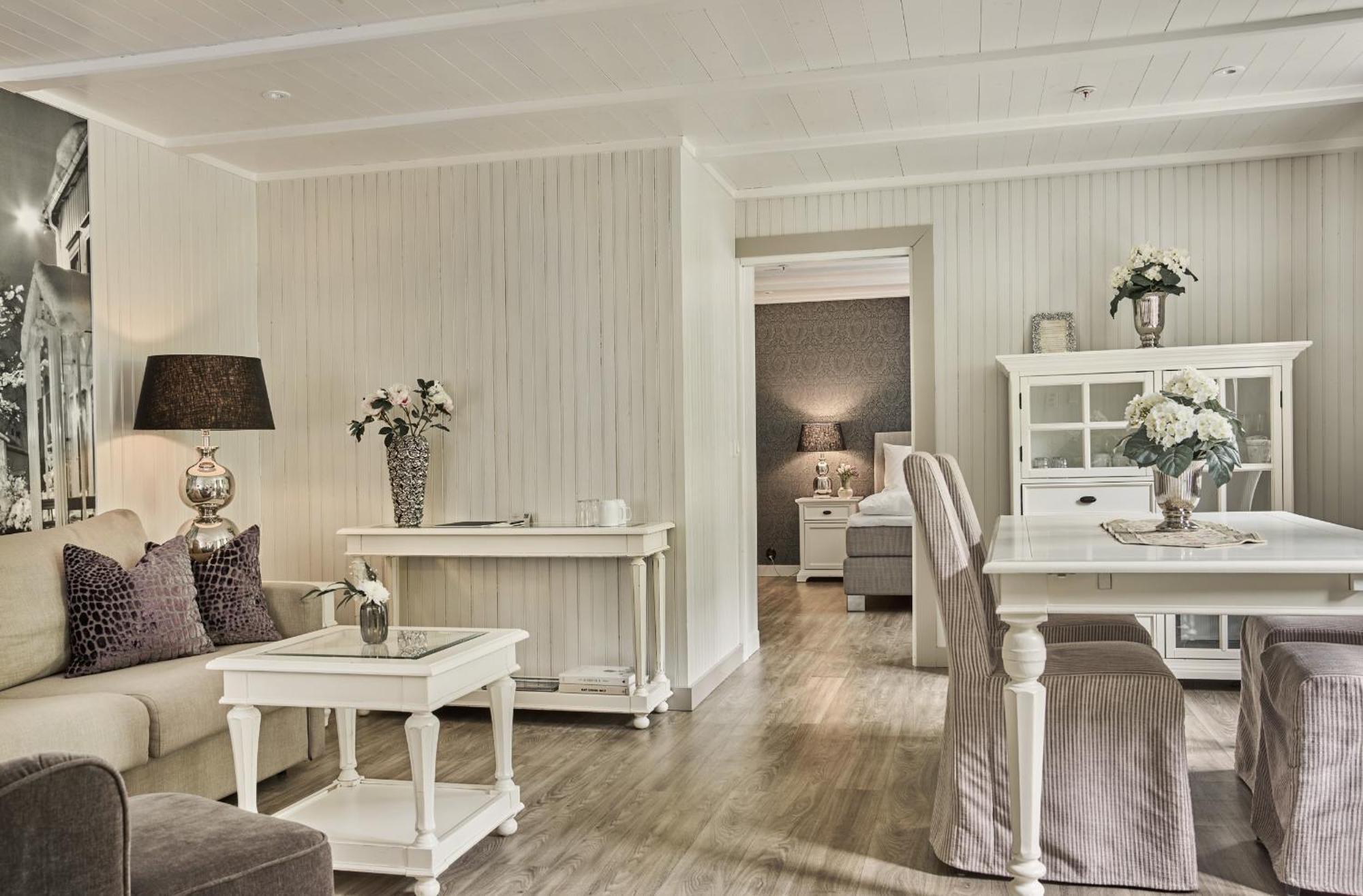 Suite with City View,1742677669:JPEG