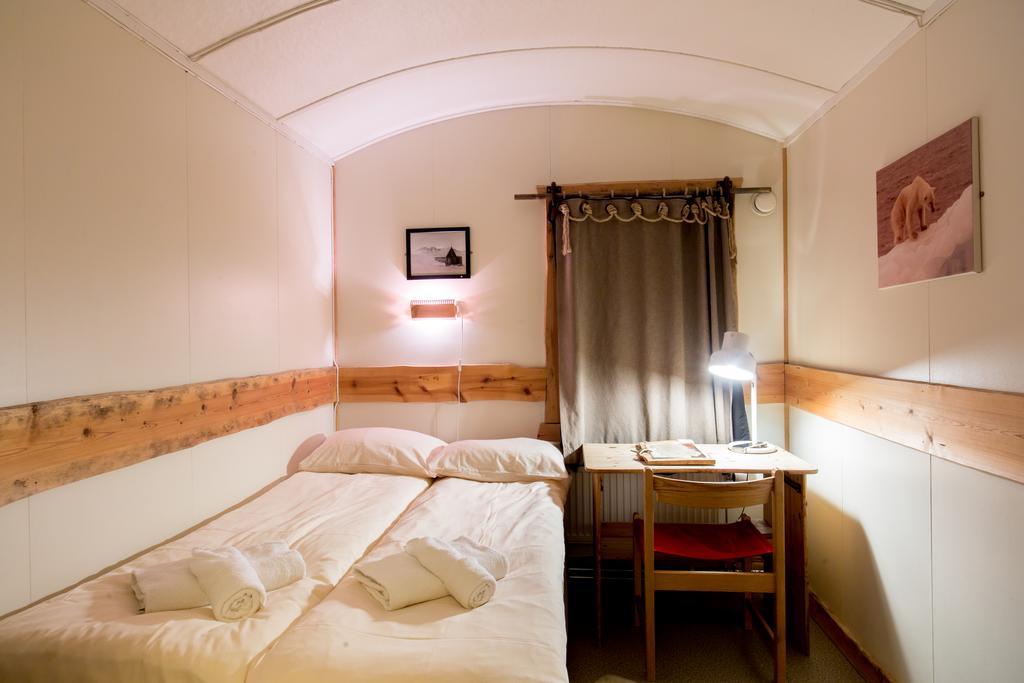 Chambre Lits Jumeaux avec Salle de Bains Commune