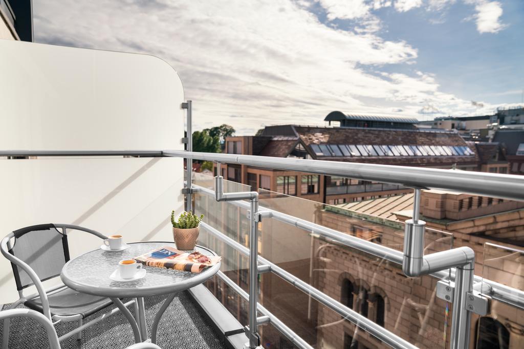 Net Zero Standard Zimmer mit Balkon