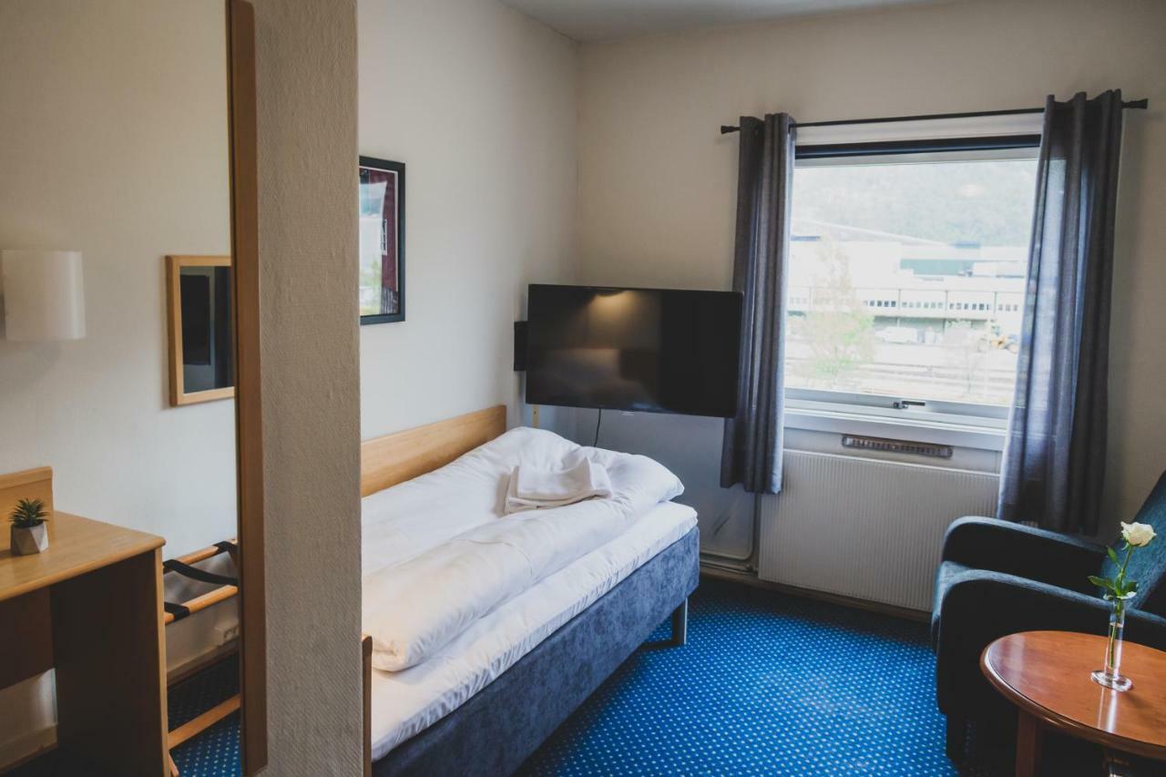 Single Room,812589252:JPEG