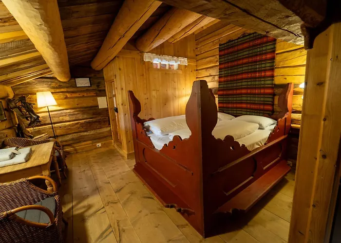 Lom Hotels