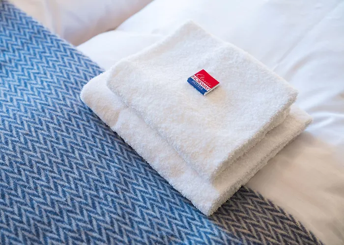 Henningsvaer Hotels